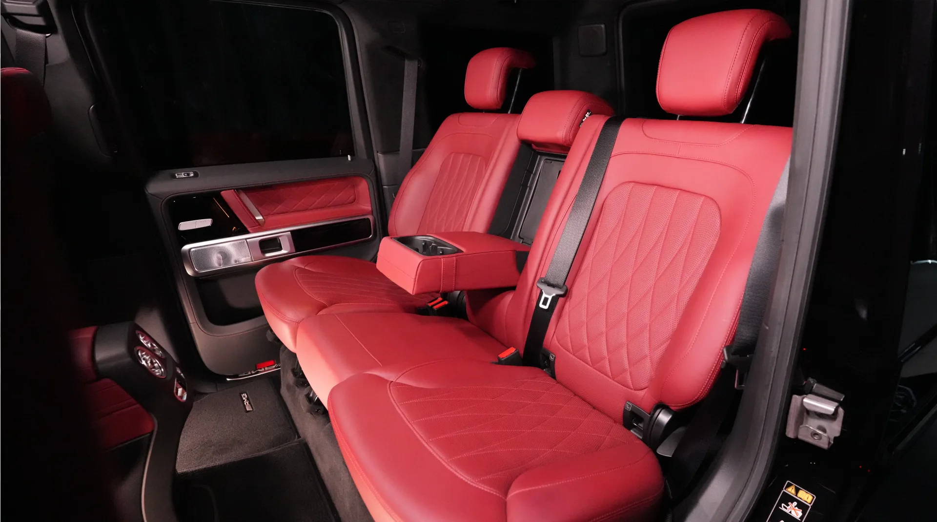 Discover the Mercedes-Benz G63 AMG G7X Onyx Kit with an exclusive widebody design and premium custom styling.