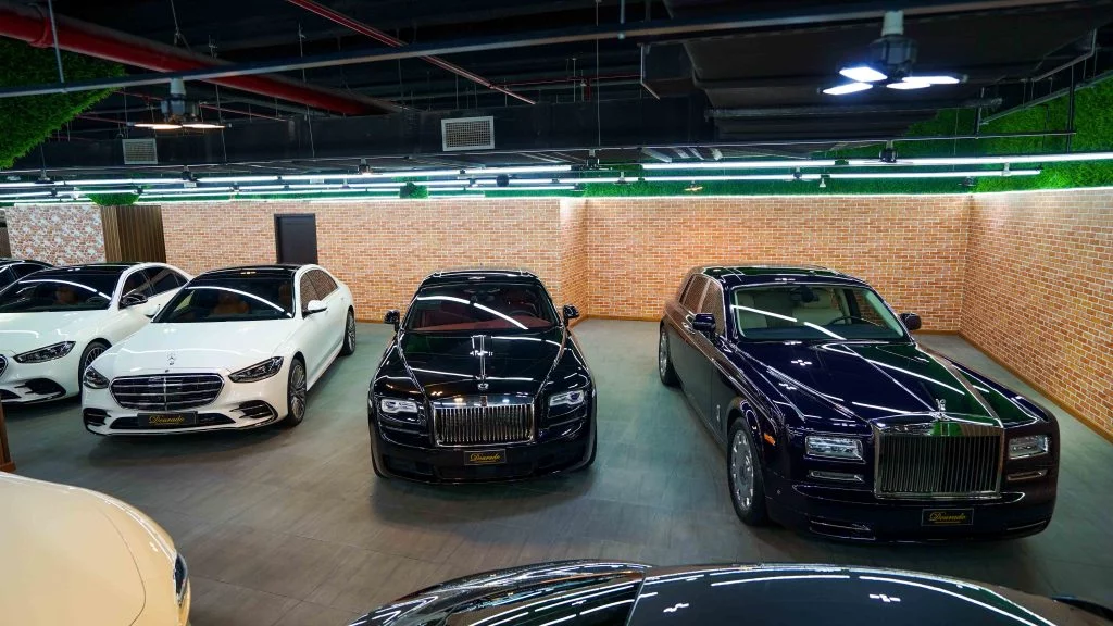 Top 10 Luxury Cars in Dubai : Where Elegance Meets Performance