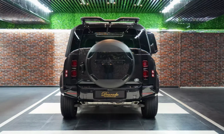 Land Rover Defender P400 XS Edition: Luxury in Stylish Santorini Black