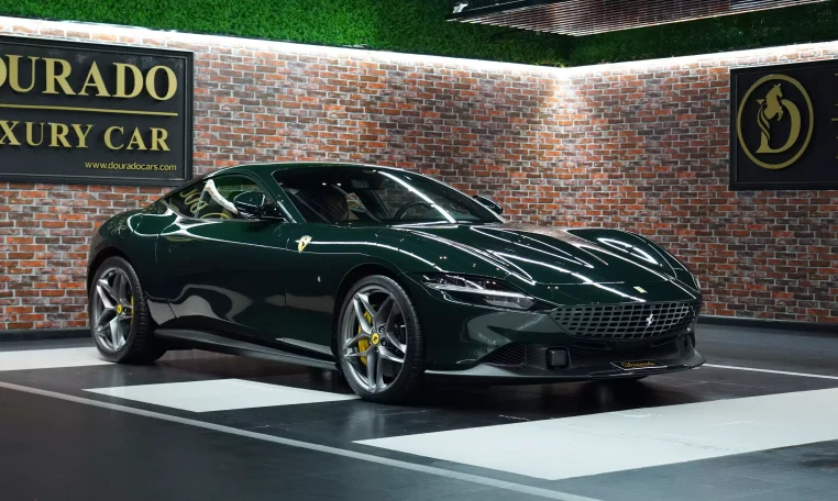 Ferrari Roma 2023 in Verde British Racing-Dourado Luxury Car