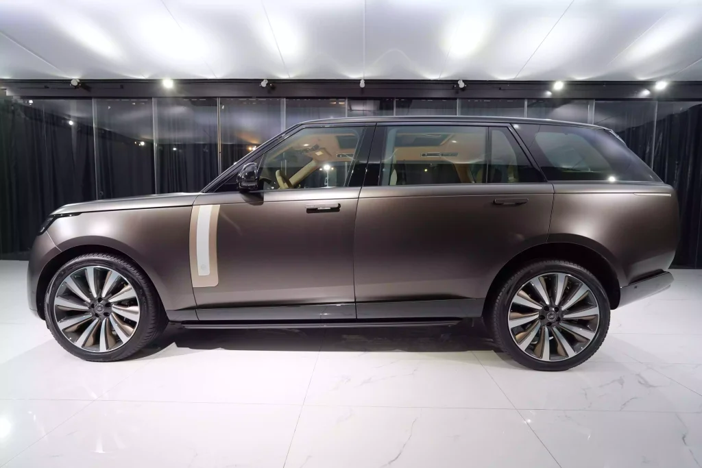 Range Rover Dubai : Luxury Travel Elevated to Perfection