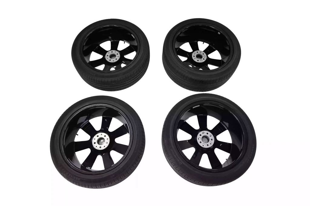 ROLLS ROYCE CULLINAN 21 Factory Wheels Silver and black for sale in Dubai 01