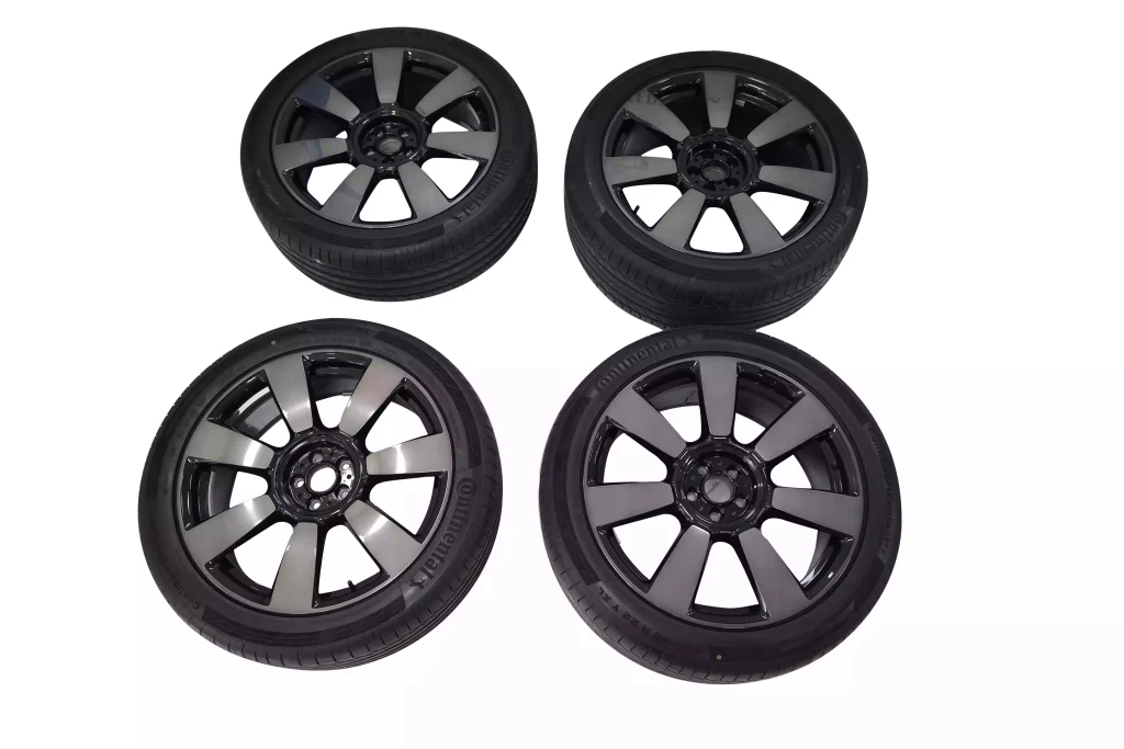 ROLLS ROYCE CULLINAN 21 Factory Wheels Silver and black for sale in Dubai