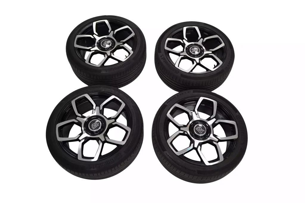 ROLLS ROYCE CULLINAN Black Badge 22″ Factory Wheels Silver and black OEM 6883750 6883749 for sale in dubai