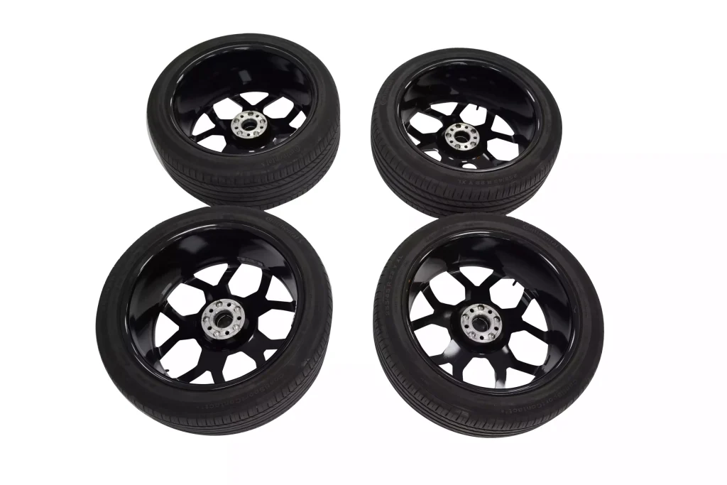 ROLLS ROYCE CULLINAN Black Badge 22″ Factory Wheels Silver and black OEM 6883750 6883749 for sale in dubai