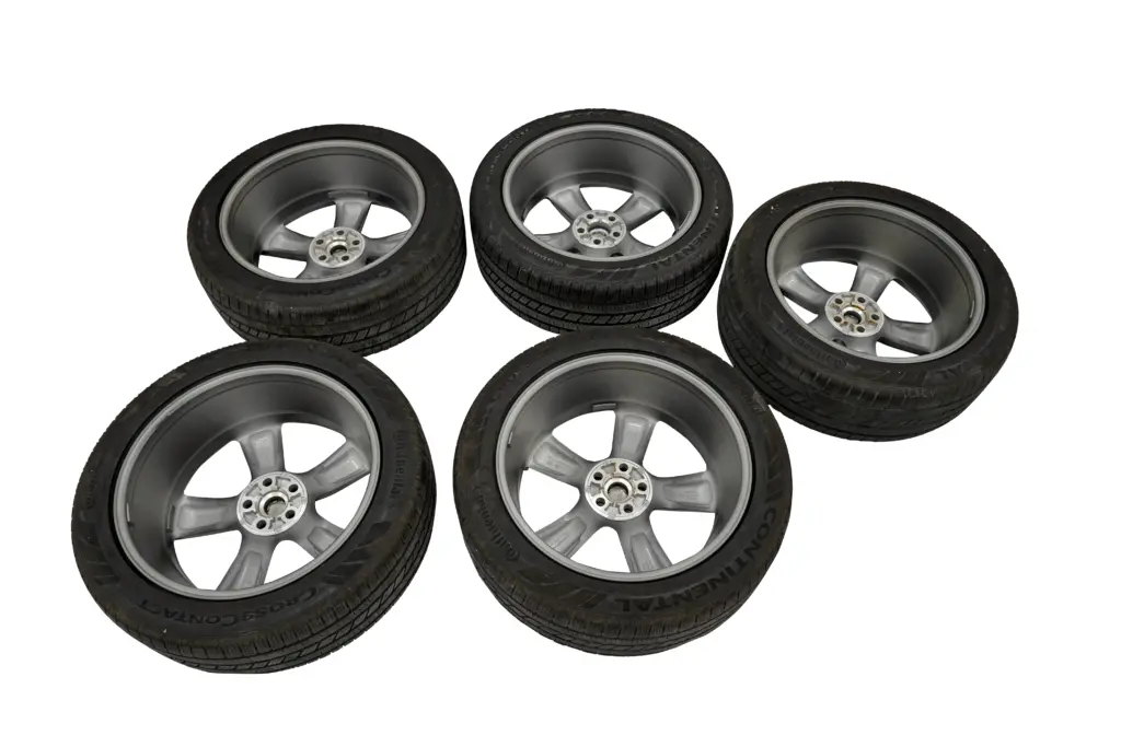 Land Rover Defender 22 inch Rims with Continental Tires Silver Gray OEM L8BM1007AD for sale in dubai1