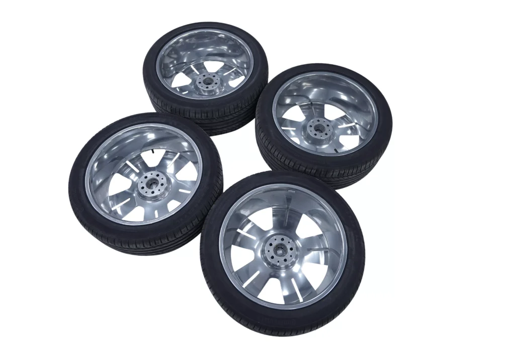 Rolls Royce Cullinan Original Tyres Set with Rims Chrome Set 2025 OEM 6884710 for sale in dubai 02