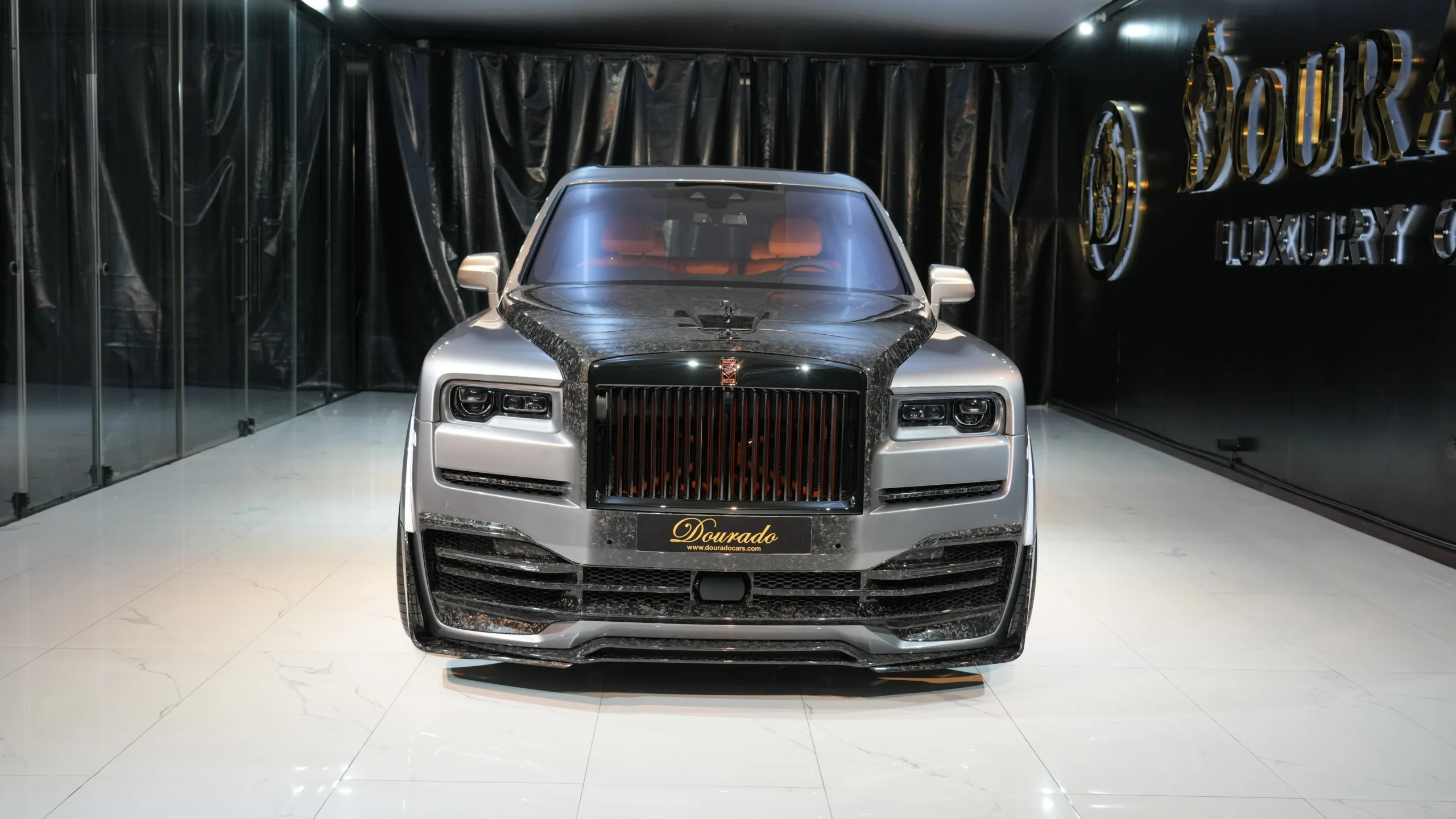 Eminent Amazing Rolls Royce in the Benchmark