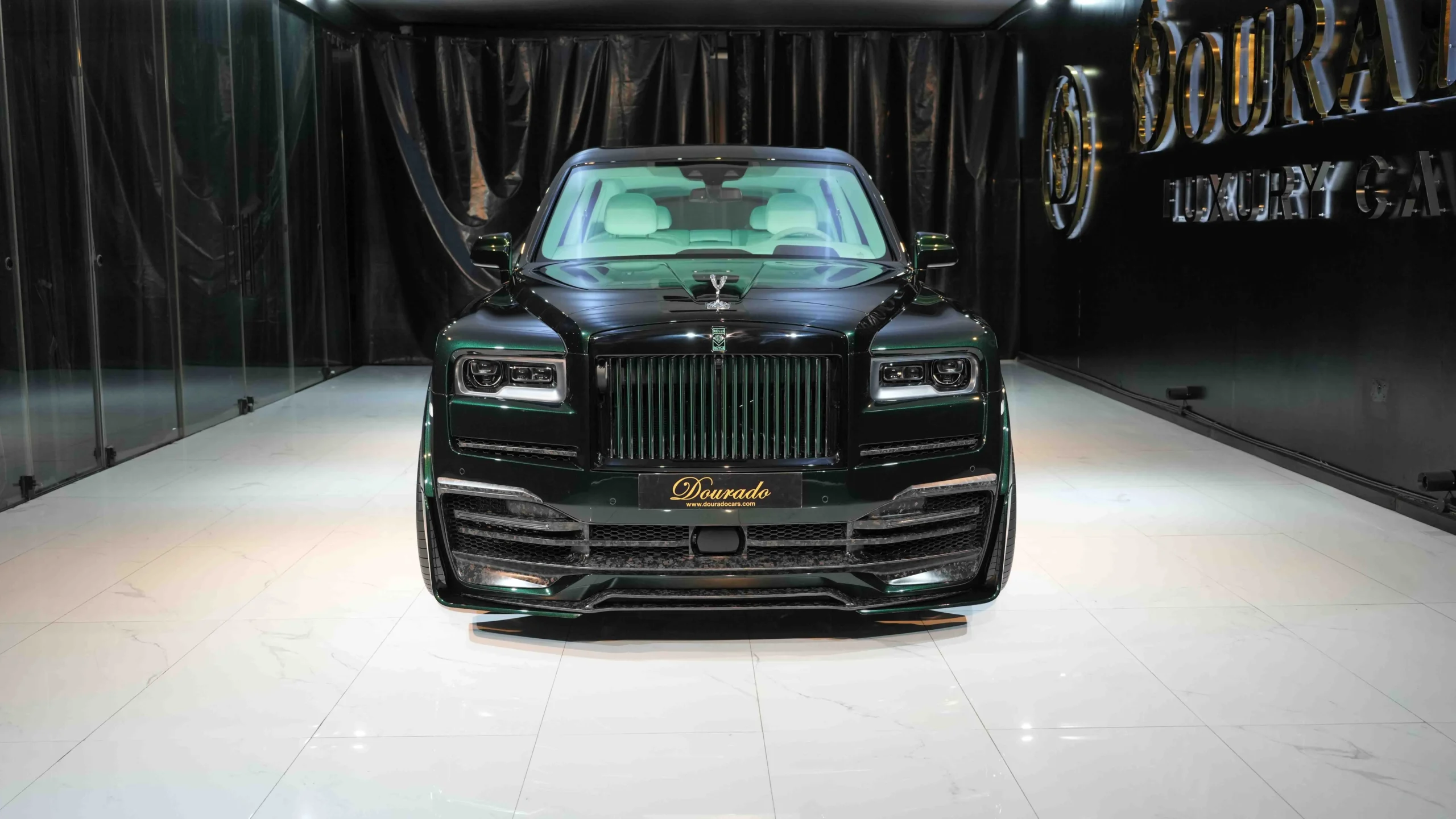 Impressive guide in the singular Rolls Royce: