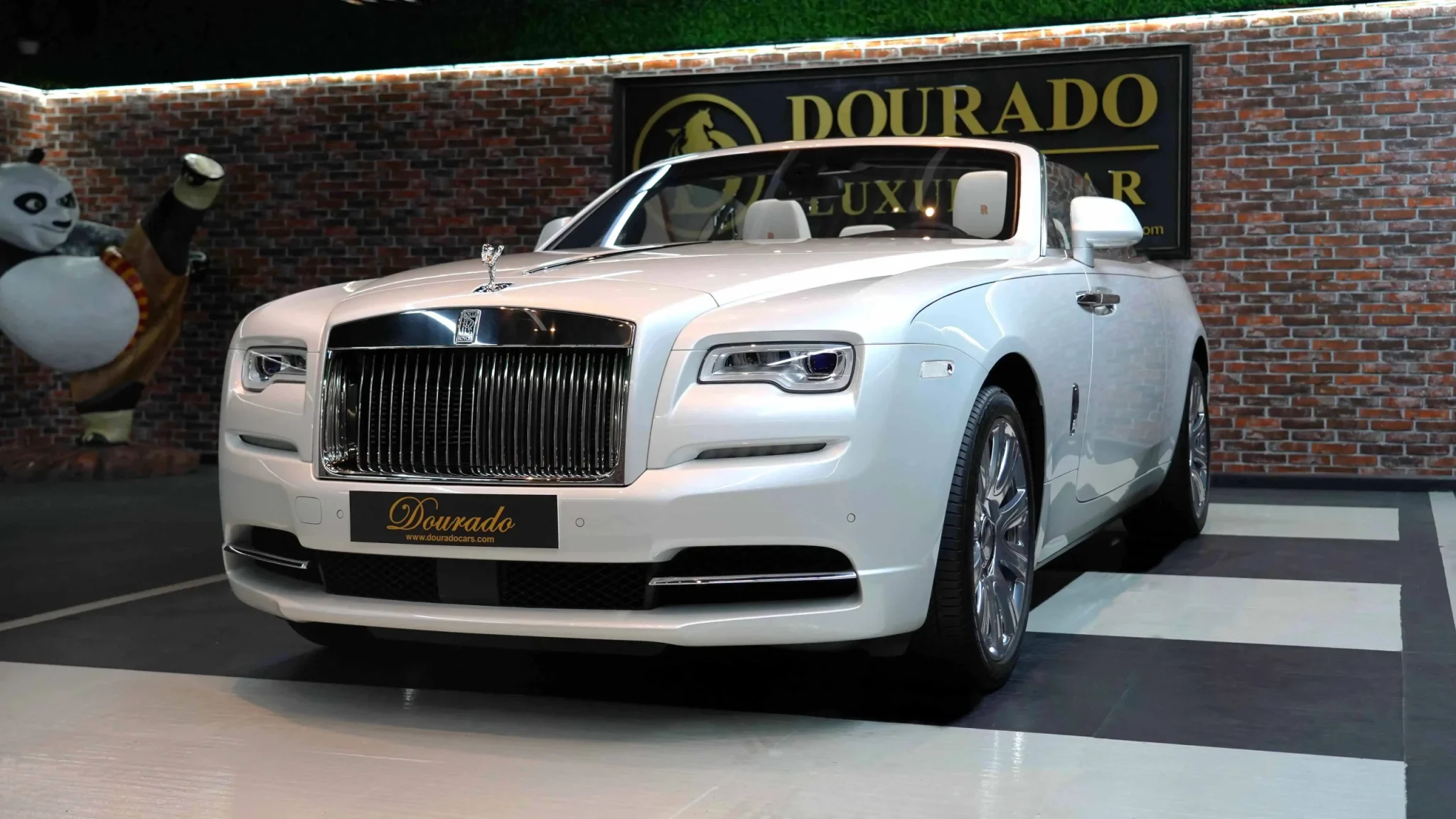 Awe-inspiring Supreme rolls-royce dawn in