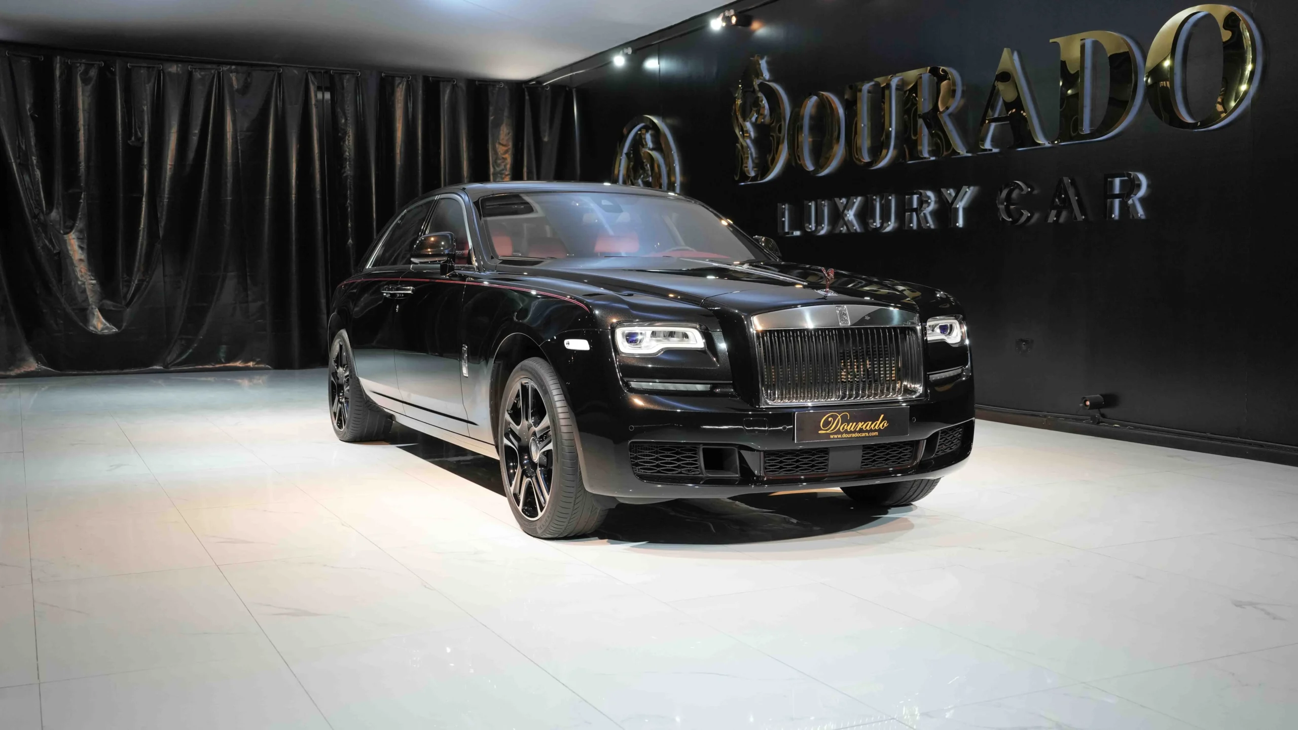Spectacular First-Class Rolls-Royce in