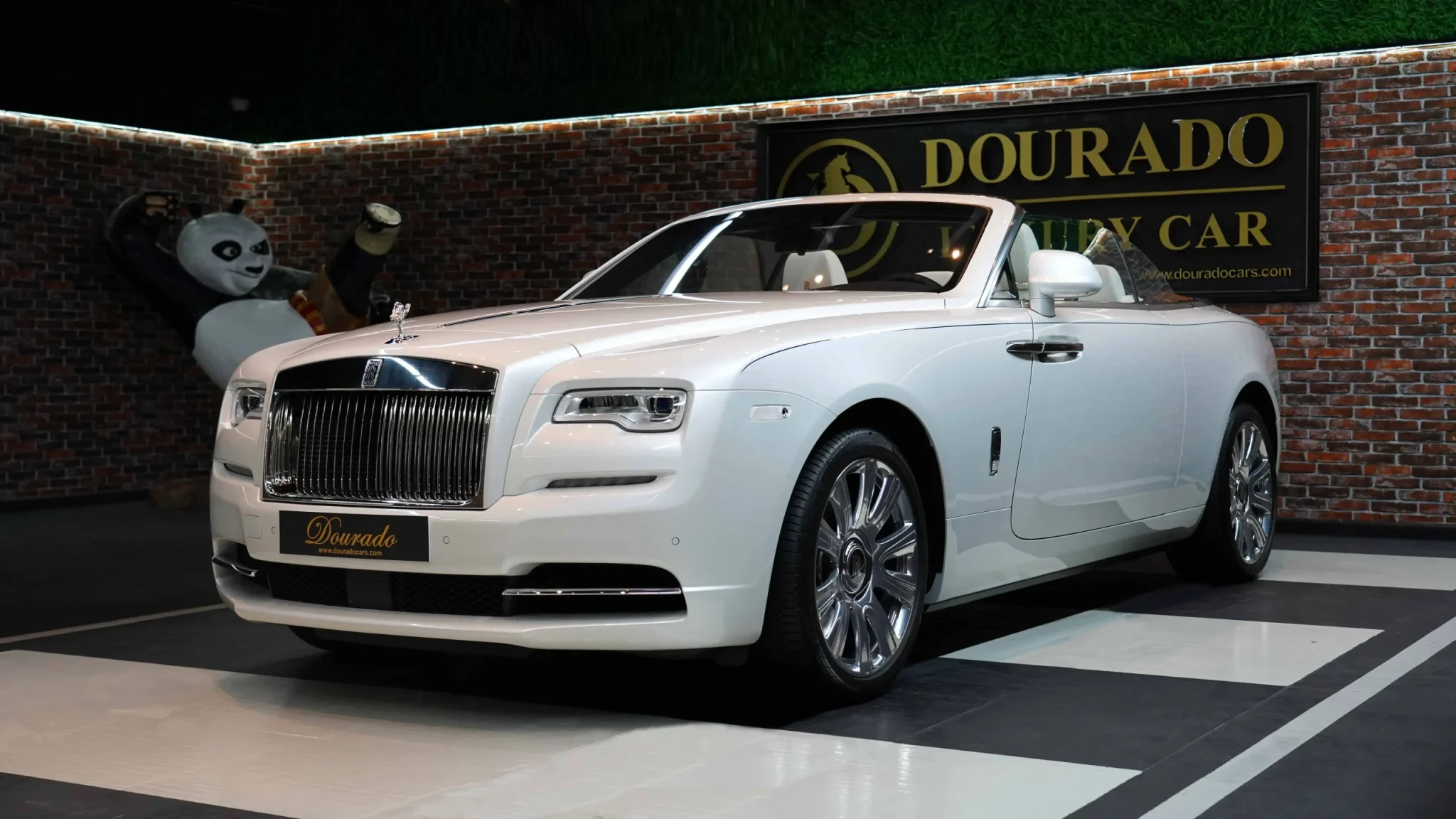 Beautiful Benchmark in the Rolls-Royce Dawn