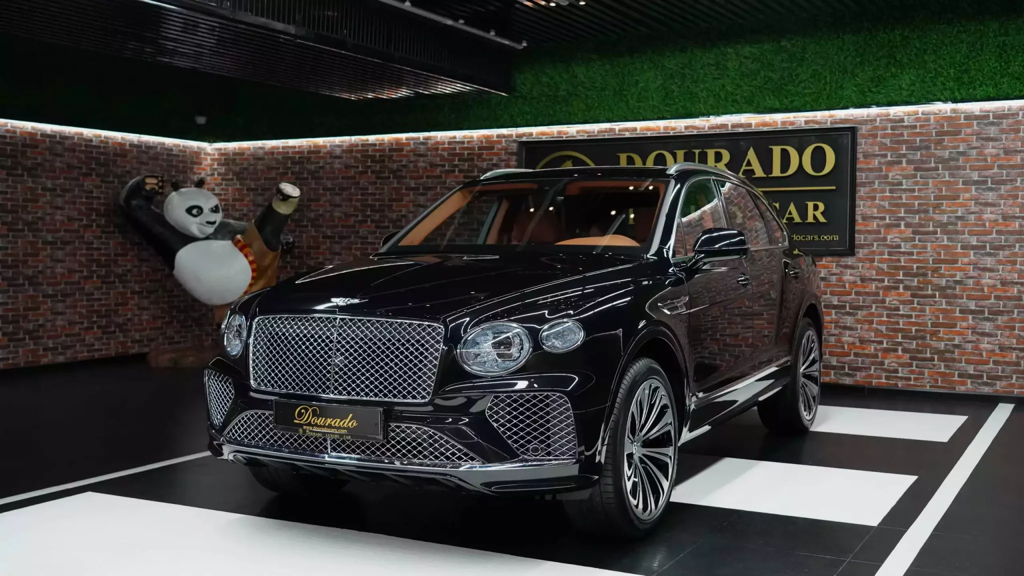 Refined Benchmark in the Bentayga Onyx for Luxury